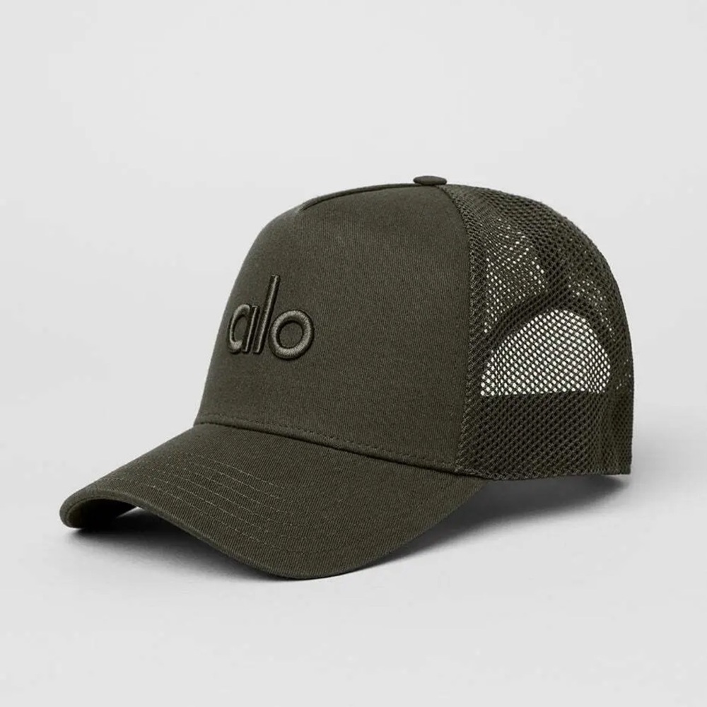Alo Yoga district trucker hat NWOT